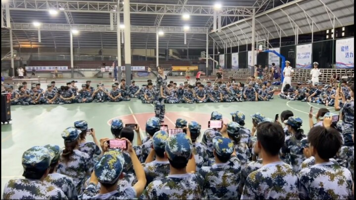 Mahasiswa baru tahun pertama menjalani latihan militer sambil menari Hype Boy yang penuh semangat da