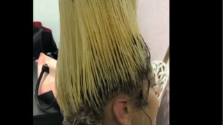 Rambut ini mirip mi, bahkan bisa diregangkan seperti benang