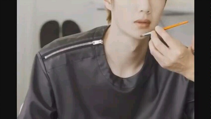 Hiện trường quay quảng cáo của Vương Nhất Bác, quá trình trang điểm này quả là tinh xảo quá đi chứ!