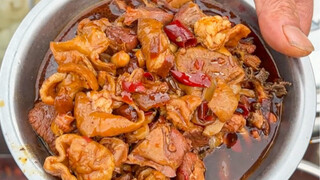 A big bowl of beef offal lunch box costs 17 yuan on the streets of Chongqing, and you can get refill