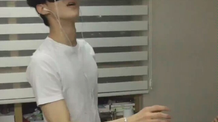 Chenle updates an Instagram video — Aaaah, Sehun is just too cute! (I’m totally stealing all those c