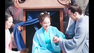 Trước đây, Lanlan thường khóc rất to khi bị đập vào tấm ván, nhưng bây giờ cô bé lại dám nằm trên co