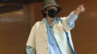 卧槽！他娘的这一甩好带劲！ 后面还有一段走位更带劲没截，因为是跳双人舞，有一种优雅和欲拒还迎的推拉感《我希望在你的爱情里舞台》练习室