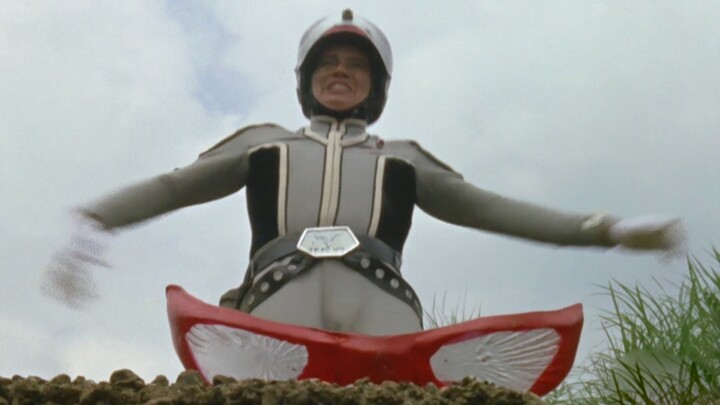 Tsubasa Moroboshi cố tỏ ra ngầu bằng cách biến thành Ultraman, nhưng không may anh đã ngã và bị thươ