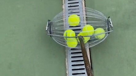 How to pick up the tennis balls on the tennis court? (Worker's explanation video)