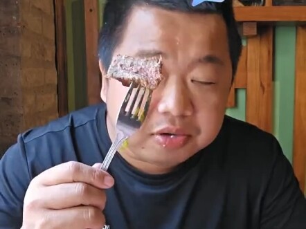 Phục vụ: Cậu nhóc này thay đổi thái độ nhanh thật, đây là đang khen món chúng tôi nấu ngon à,