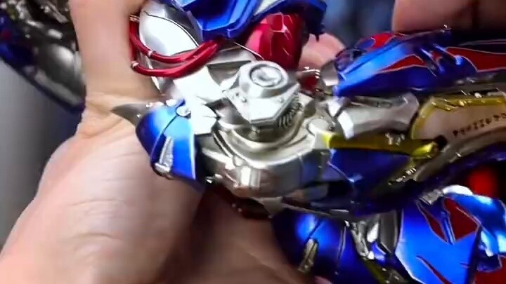 ต้อนรับปีใหม่ แจกฟรี 20 Threezero DLX Knight Optimus Prime ให้กับแฟนๆ ที่ติดตาม