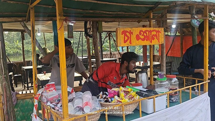 মনোরম পরিবেশে চা বিক্রয়