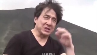 成龙大哥为拍摄《十二生肖》从火山山坡翻滚下来的镜头