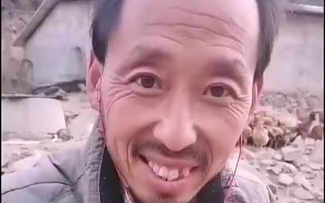 العم مربي الدجاج يتلو مقطعًا من «من حديقة البَيْكَاو إلى بيت الدراسات الثلاثة»