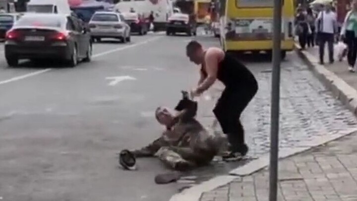 Một người đàn ông ở Ukraine do không trúng tuyển vào danh sách động viên đã kích động, xô ngã cán bộ