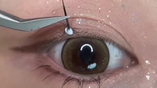 دورة تعليمية لوضع الرموش الصناعية بمستوى عمليات التجميل، أي شخص يستطيع فعلها!