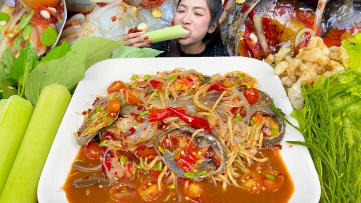 ส้มตำ ปูไข่ดอง กุ้งสด ขนมจีน