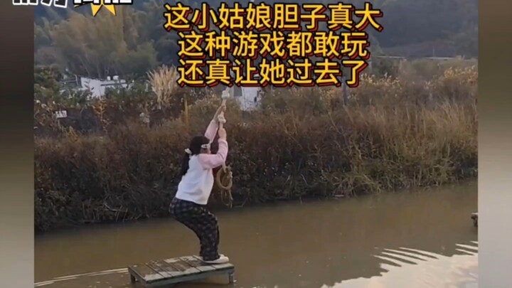 เด็กหญิงตัวเล็กคนนี้ช่างกล้าจริงๆ เกมแบบนี้ยังกล้าเล่น แถมยังฝ่าด่านไปได้สำเร็จซะด้วย!!!