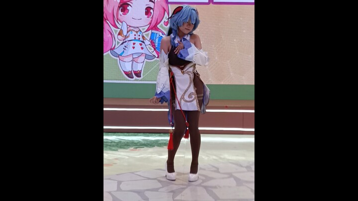 Cô bé Can Vũ nhỏ xinh đung đưa, lắc lư liên tục, tuy mình không hiểu gì nhưng vẫn cảm thấy vô cùng c