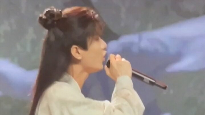 Thành Nghị: Đấy, bạn nghe bản gốc xem, cứ ngồi xổm lên ngồi xổm xuống thế kia.