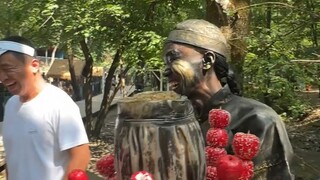 男子给铜人上难度 结果一下子憋不住了 #万万没想到 #搞笑