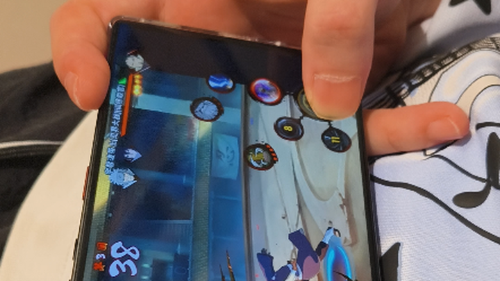 Peeking at Pro Player Tang Qin in The Outcast Arena