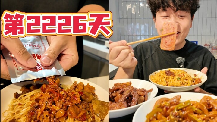 ก๋วยเตี๋ยวพร้อมปรุงทั้งชามขายตั้งยี่สิบกว่าหยวน แม้แต่เส้นก๋วยเตี๋ยวก็เป็นเส้นหมี่แห้ง