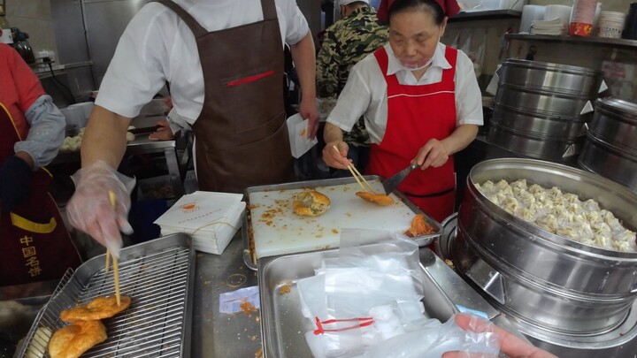 Trying Wuhan’s breakfast—so this is youting wrapped around shaomai!