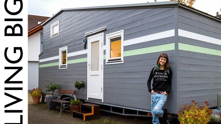 German female gaming streamer DIYs a tiny house for herself~