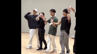 Joshua slapped his face when he made a mistake during their practice💎#seventeen#joshua#hoshi#woozi