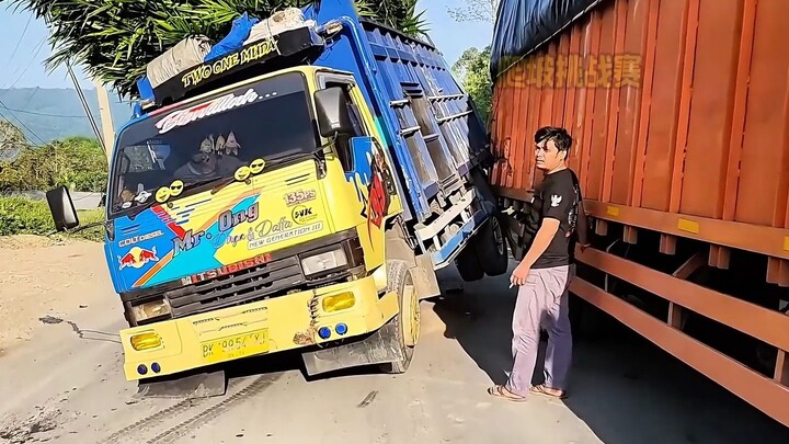 Truk bermuatan nekat menanjak, ternyata remnya blong!