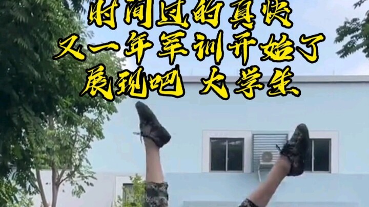 Đúng vậy, bìa là hai bàn chân (Buổi trình diễn kỹ năng huấn luyện quân sự của nữ sinh đại học)