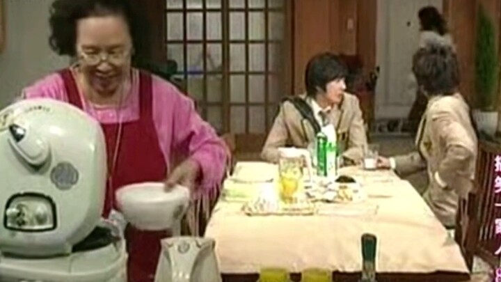 Grandma Wen Ji, who has always been warm and kind, has always held an umbrella for others in the win