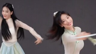 [Liu Yan] Dancing with her dance teacher happily