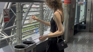 俄罗斯女朋友第一次尝试中国的智能售卖机和能量饮料