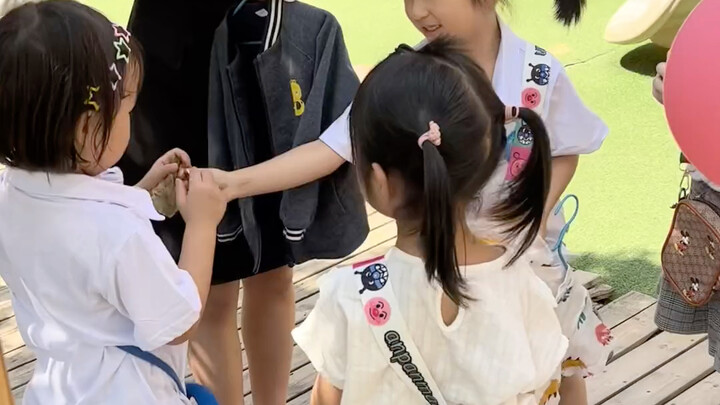 عن هذا الصيف الممتع، ظننت أنني فقط رافقت وانغ شياوماي إلى سوق السلع المستعملة، لكن الأمر جعلني أفهم 