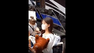 [vid] 221023 Zhao Lusi going to the filming set of #hiddenlove