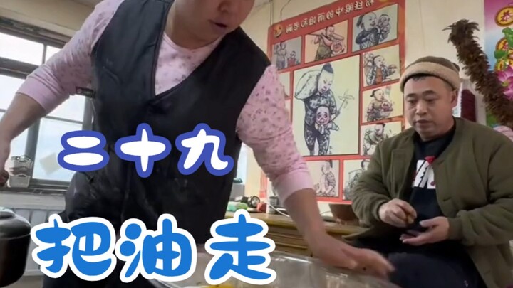 หอมกลิ่นวัยเด็กสุดๆ! ทอดทั้งลูกชิ้นไส้ผักและผลไม้แห้งจนเหลืองกรอบเลย