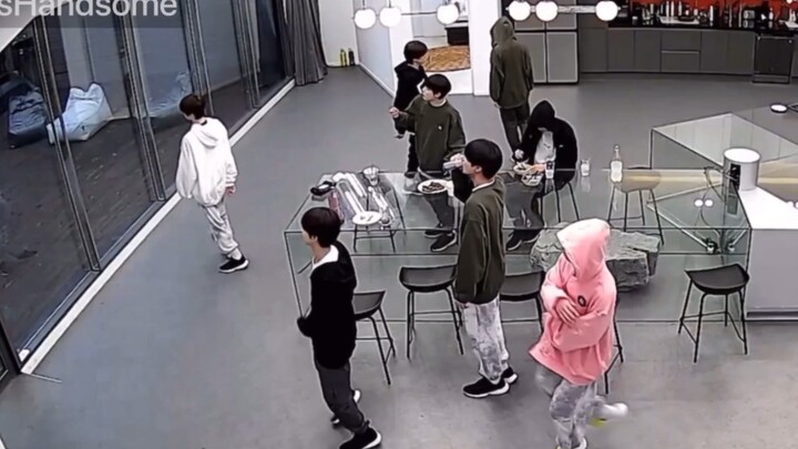 [ENHYPEN] Phòng giám sát ILAND – Những cậu thiếu gia vừa ăn cơm cũng phải nhảy múa: FIRE & FAKE LOVE
