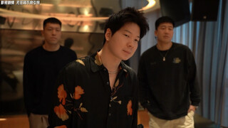 “声音越小 气场越大”