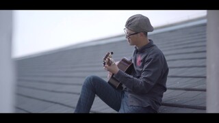 "He’s a pirate" cover oleh seorang pria dengan gitar