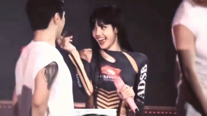 Highlight moment of the backup dancer: Lisa playfully touched his chin—who wouldn’t be envious!
