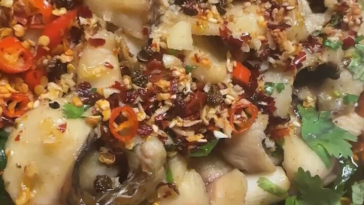 适当的关心别人，适时的对困难人给予协助，社会温暖，人心温暖，得道多助，路自宽行。这样的人，命运当然会好。