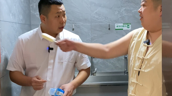 Manajer Lobi Menangani Insiden Kerusakan Pakaian Mobil Bos