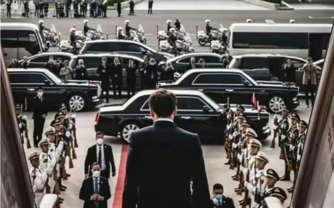 ماكرون يزور الصين، وهي تلتقط هذه الصورة الرائعة وهي جاثية على ركبتيها