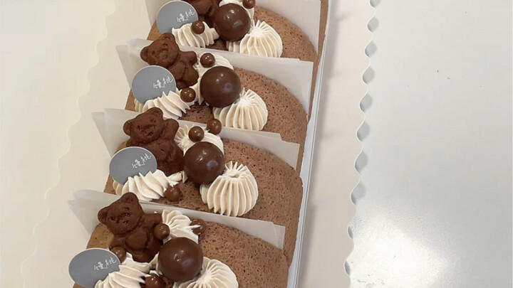 หั่นเค้กโรลช็อกโกแลต