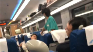 女生分享高铁上的一幕，温柔小帅哥轻轻叫五分钟过去男子一直未醒...
