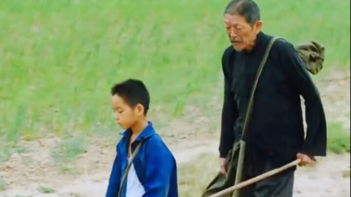 เด็กชายถูกพ่อบังคับให้หยุดเรียน แล้วถูกขายให้กับชายตาบอดด้วยเงินเพียงห้าหยวน ภาพยนตร์อบอุ่นใจสัญชาติ