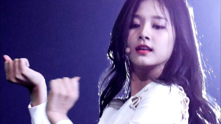 Em bé Tzuyu chưa đủ tuổi.