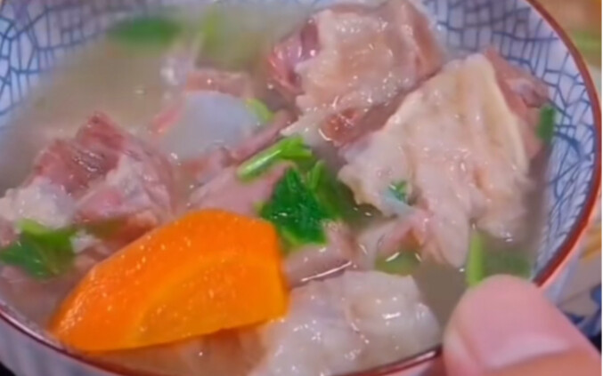 Trời lạnh rồi hầm canh thịt bò cho cả nhà uống, hai chữ thật chuẩn vị