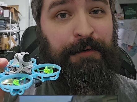 สวัสดีค่ะ/ครับ ผมเป็นชาวอเมริกัน ผมชอบบินโดรน FPV