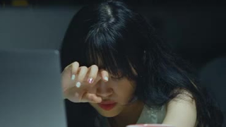 她不分清模玩是成熟，你分不清口红是幼稚