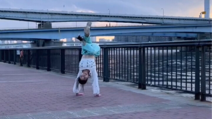 The most beautiful street-dance girl pulls off an outdoor backflip, and the final pose is absolutely