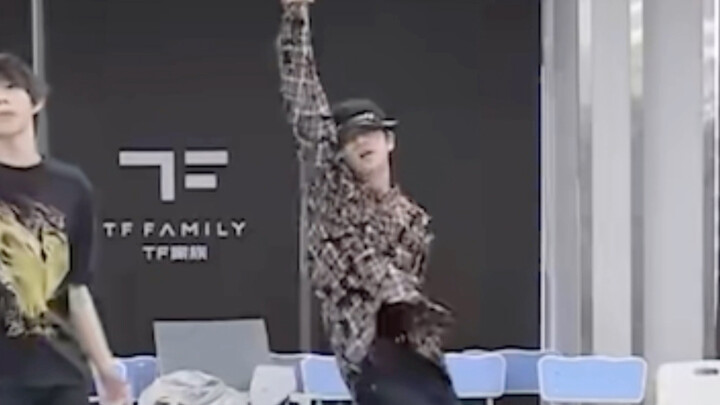 这位帽子哥叫什么名字？